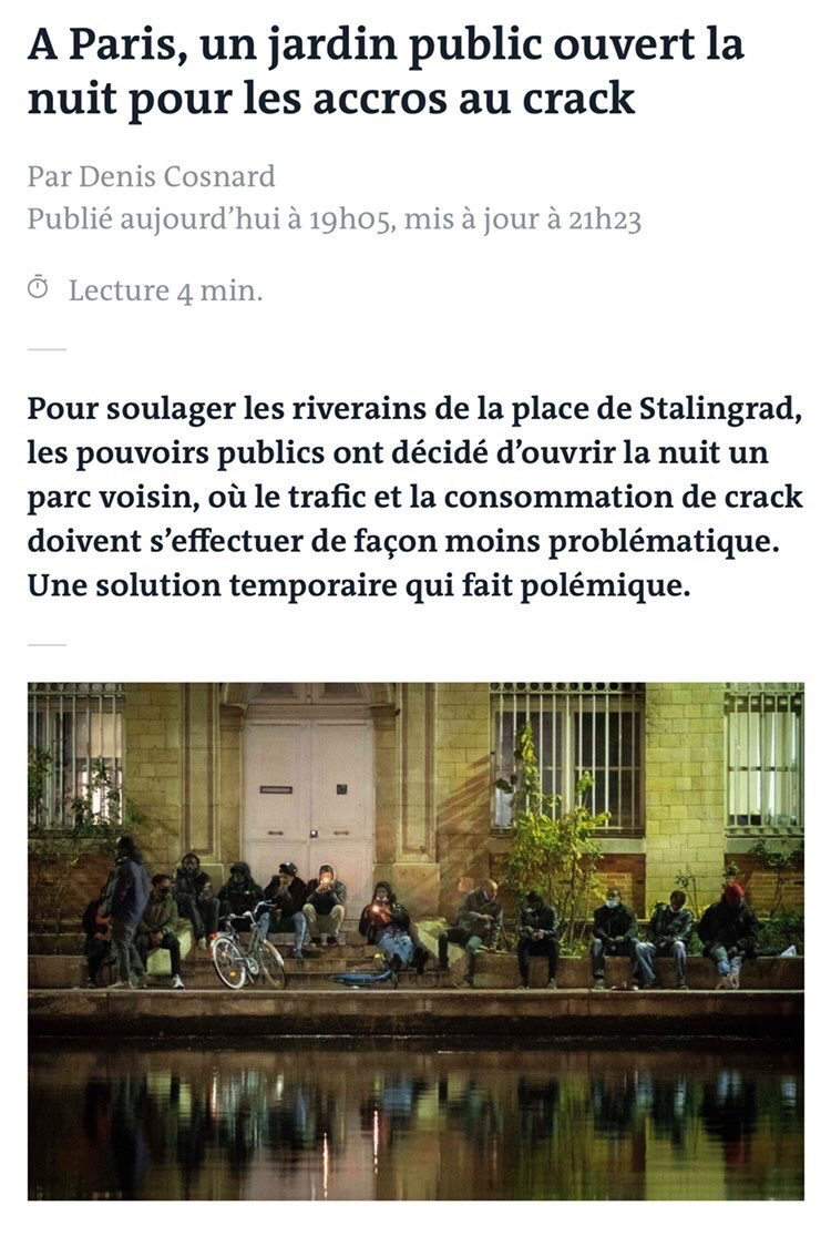 A line of people smoking in front of a river below a headline that reads "A Paris, un jardin public ouvert la nuit pour les accros au crack"